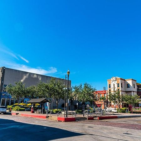 Blue Skies Ahead Quick Walk Into Town And Beach Galveston Extérieur photo