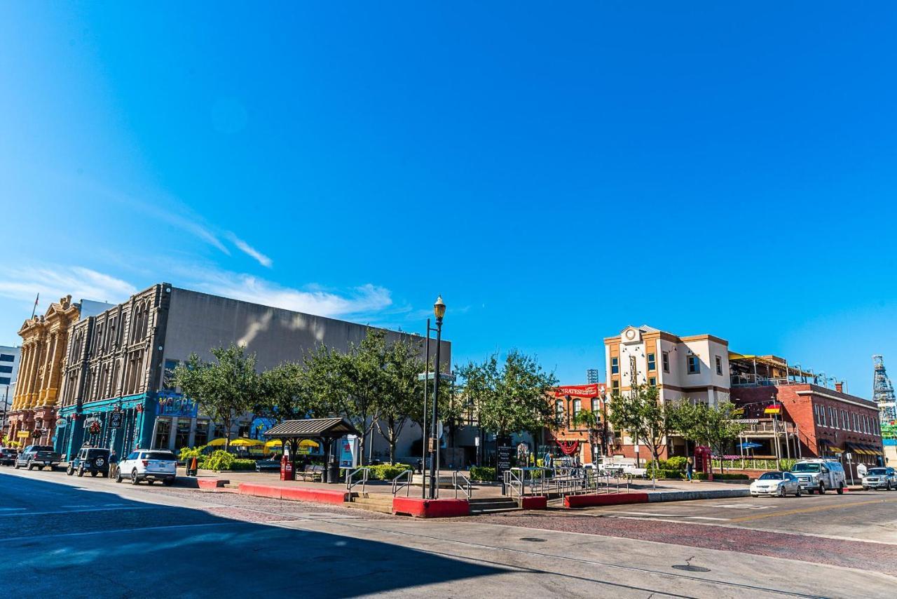 Blue Skies Ahead Quick Walk Into Town And Beach Galveston Extérieur photo