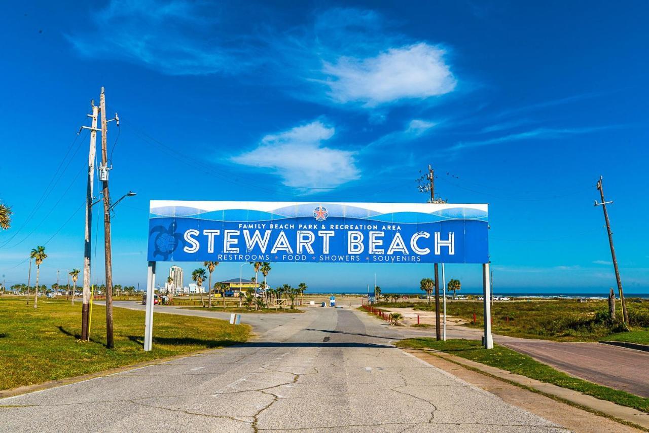 Blue Skies Ahead Quick Walk Into Town And Beach Galveston Extérieur photo