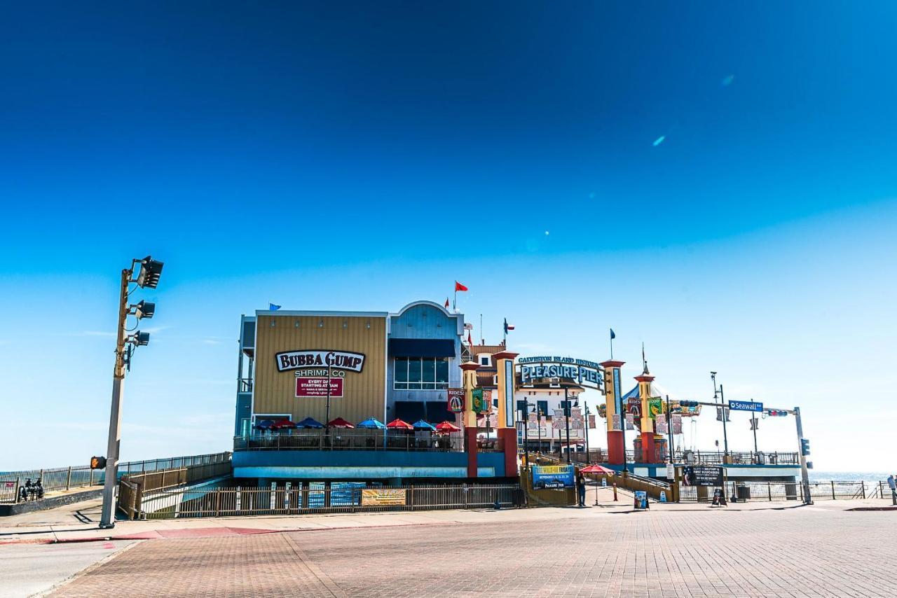 Blue Skies Ahead Quick Walk Into Town And Beach Galveston Extérieur photo