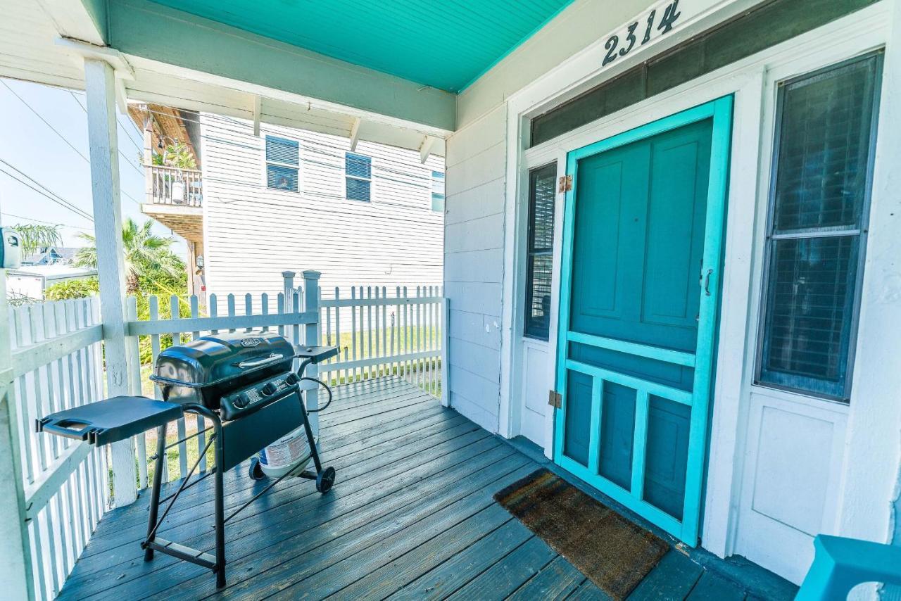 Blue Skies Ahead Quick Walk Into Town And Beach Galveston Extérieur photo