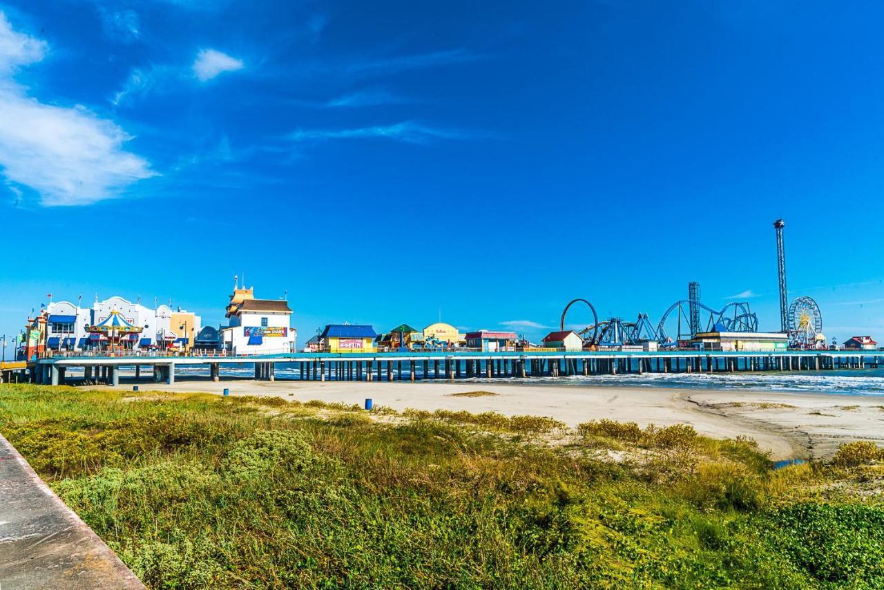 Blue Skies Ahead Quick Walk Into Town And Beach Galveston Extérieur photo