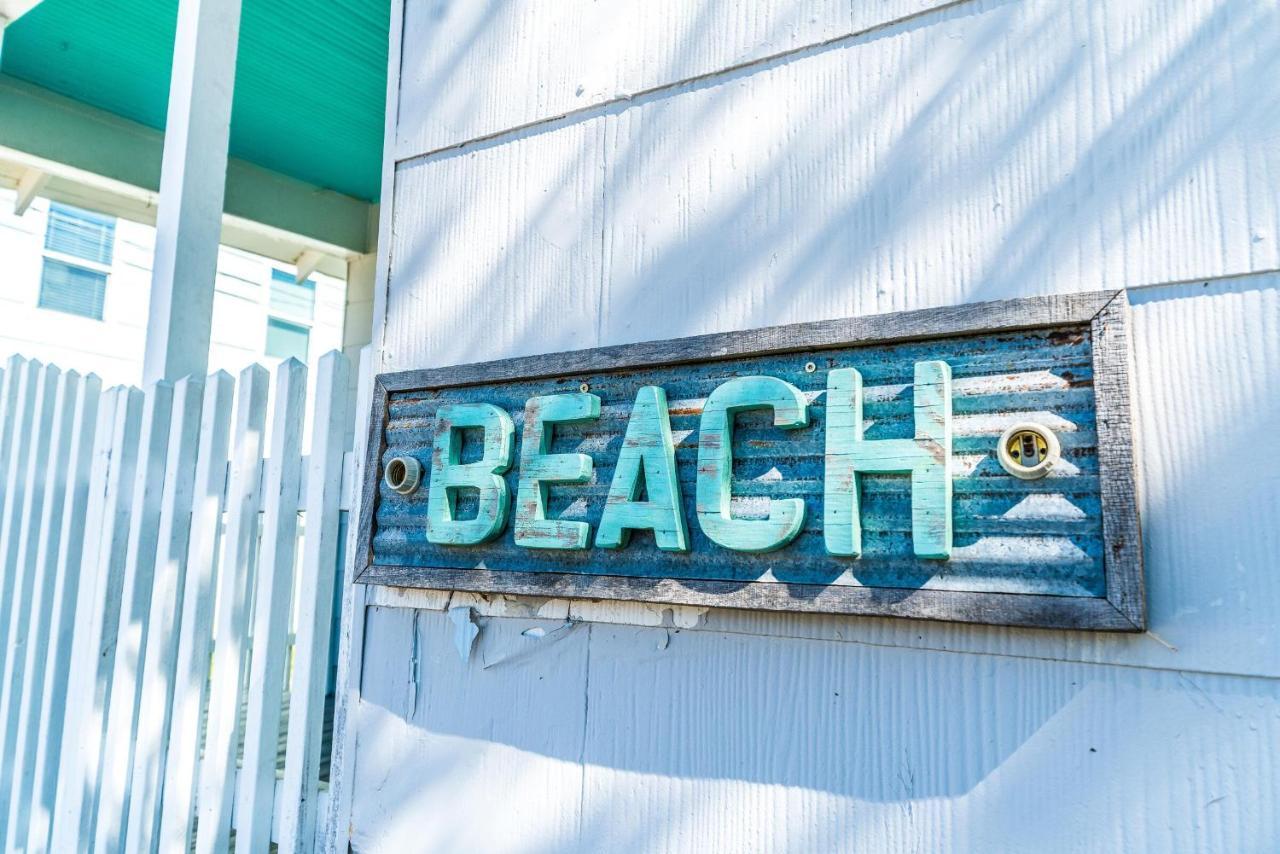 Blue Skies Ahead Quick Walk Into Town And Beach Galveston Extérieur photo